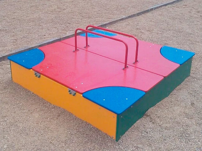 Закрывающаяся песочница с крышкой для детского сада 150*150 см ДВ74